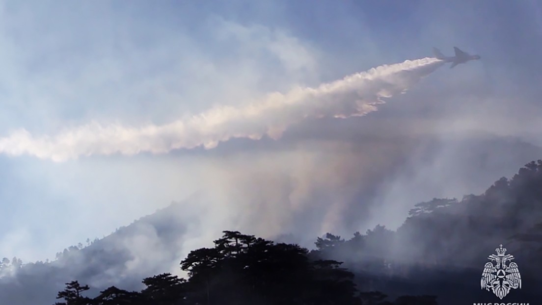 Rusia combate los incendios en Siberia con ayuda de aviones que provocan lluvias inyectando químicos en las nubes