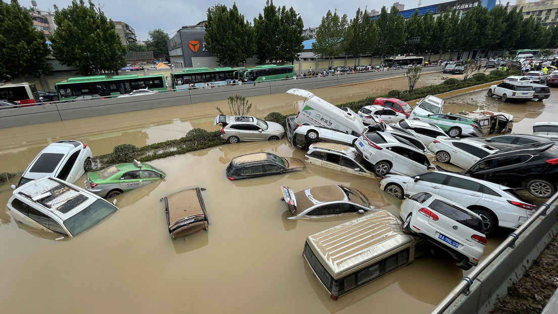 Las inundaciones en China paralizan la mayor planta de ensamblaje de iPhones