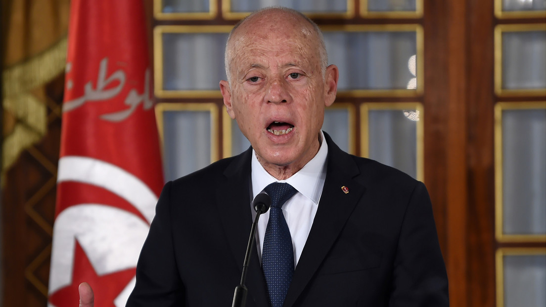 El presidente de Túnez suspende la actividad parlamentaria y destituye al primer ministro