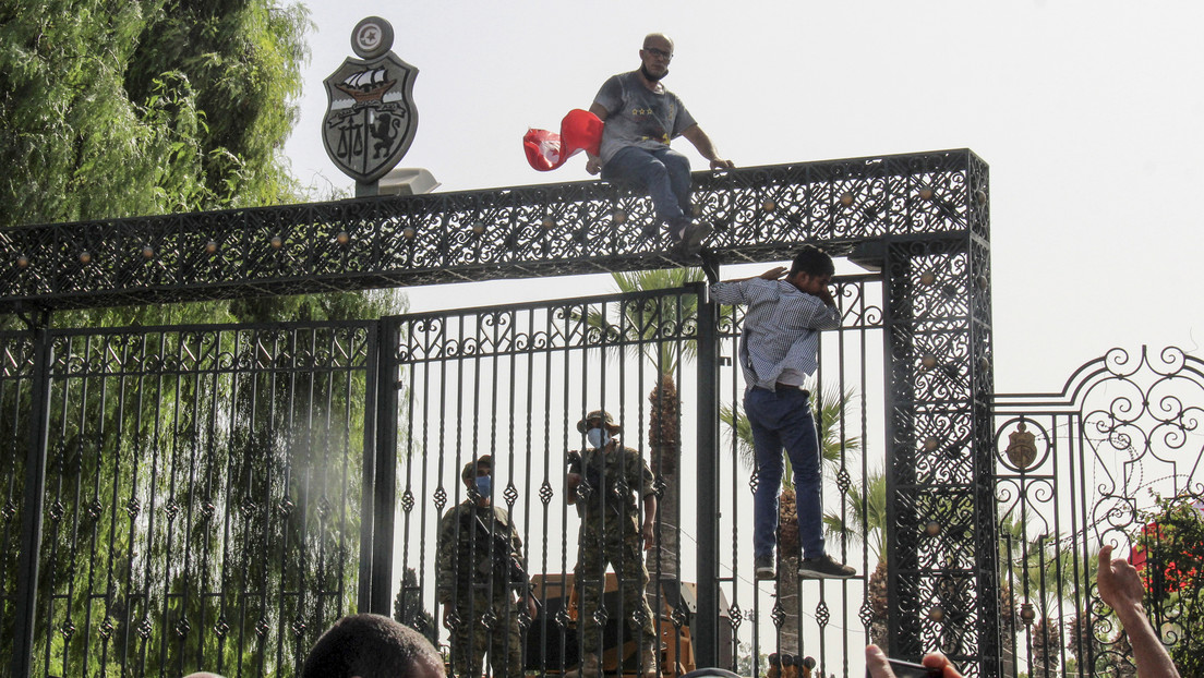 Despliegue de militares, suspensión del Parlamento y acusaciones de golpe de Estado contra el presidente: ¿qué pasa en Túnez?