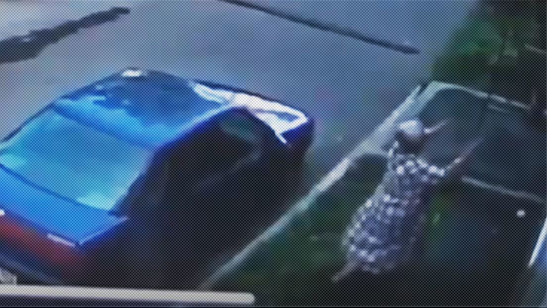 VIDEO: Una mujer en Rusia atrapa a un bebé que cayó por la ventana de un edificio, se lo entrega a los padres y se marcha tranquilamente