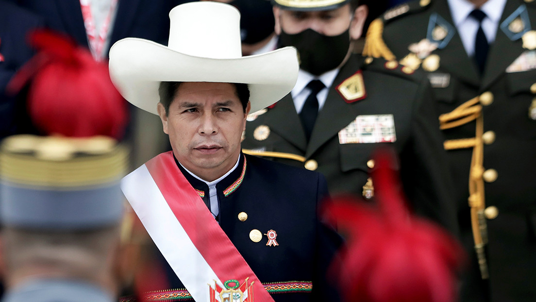"Rompamos juntos las cadenas de la pobreza y del subdesarrollo": El llamado de Pedro Castillo durante su juramentación simbólica en Ayacucho