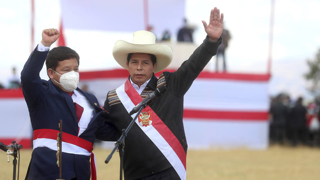 De la ceremonia simbólica en Ayacucho a su controvertido Gabinete: así empieza el Gobierno de Pedro Castillo