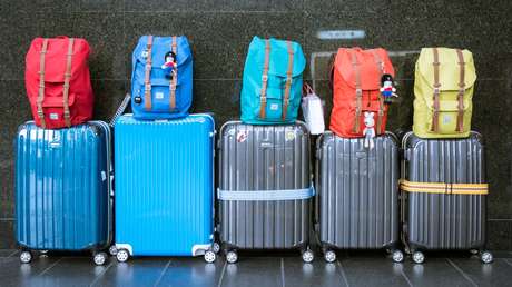 Finge que está embarazada para colar una bolsa extra en el avión y la Red aplaude el truco