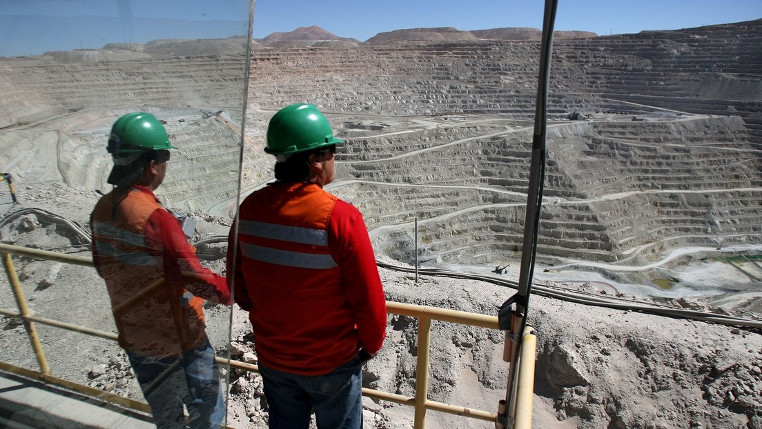 Los trabajadores de la mina chilena la Escondida, la mayor productora de cobre del mundo, votan a favor de irse a huelga