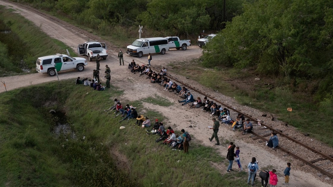 Un tribunal federal bloquea la orden de Texas que restringía el transporte de inmigrantes indocumentados