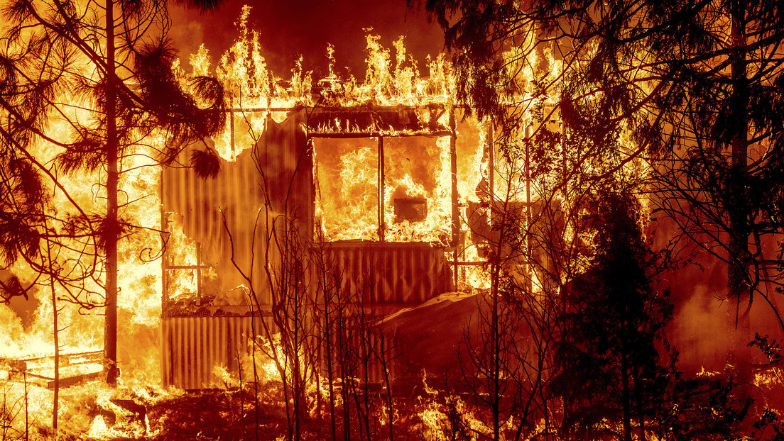 Un incendio forestal destruye la mayor parte de una ciudad histórica de EE.UU. (VIDEOS, FOTOS)