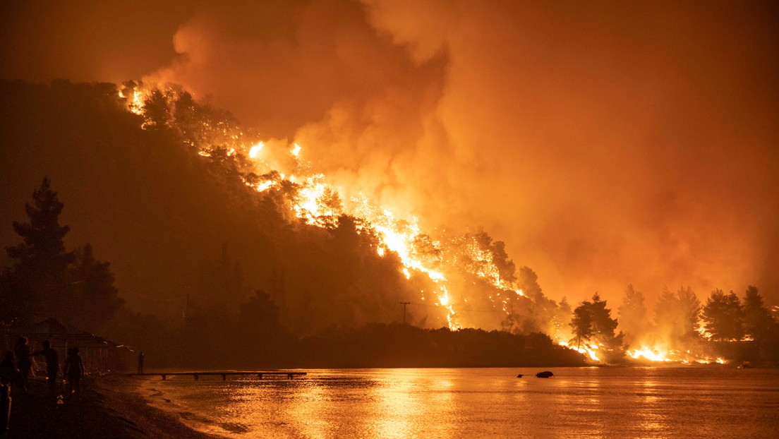 Los incendios forestales parten en dos la isla griega de Evia