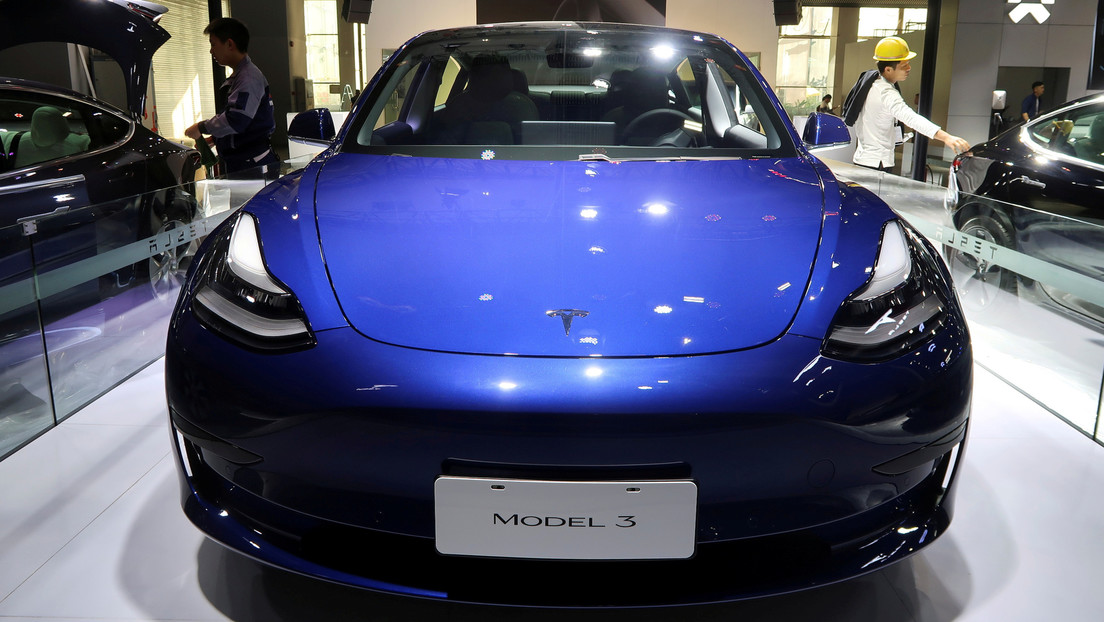 Convierten un Tesla Model 3 accidentado en un vehículo todoterreno eléctrico digno de 'Mad Max' (VIDEO)