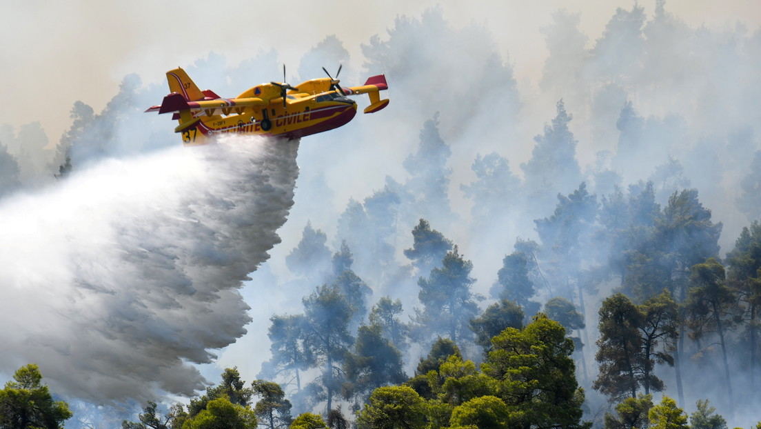 "Afrontamos una catástrofe natural de proporciones sin precedentes": el primer ministro de Grecia comenta los graves incendios forestales en el país