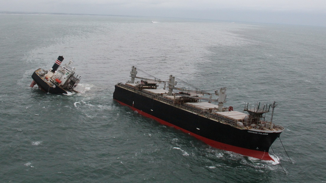FOTOS: Un buque encalla y se parte en dos, provocando un derrame de petróleo en un puerto de Japón