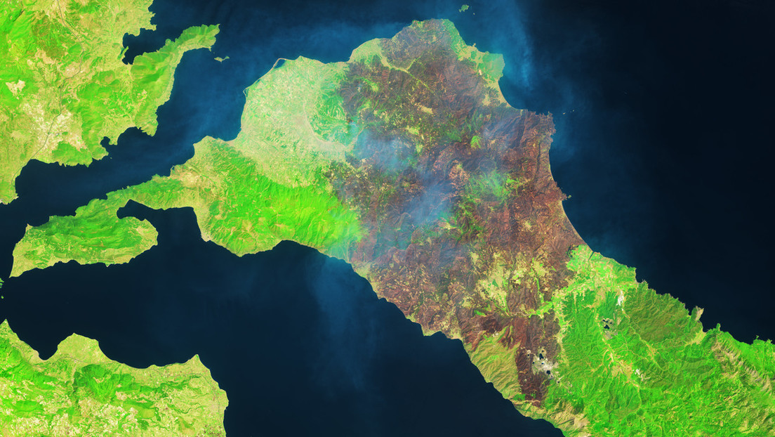 Imágenes por satélite muestran la magnitud de los incendios forestales en Grecia, 5 veces más fuertes que en años anteriores