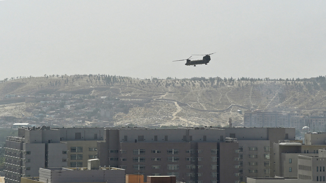 VIDEO: Evacuan en helicópteros la Embajada de EE.UU. en Kabul un mes después de que Biden dijera que no sucedería bajo "ninguna circunstancia"
