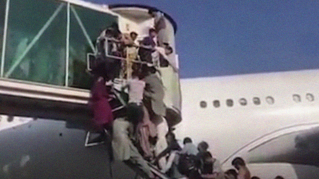 VIDEO: Una multitud 'asalta' la pasarela de acceso a un avión en el aeropuerto de Kabul en su intento de abandonar el país