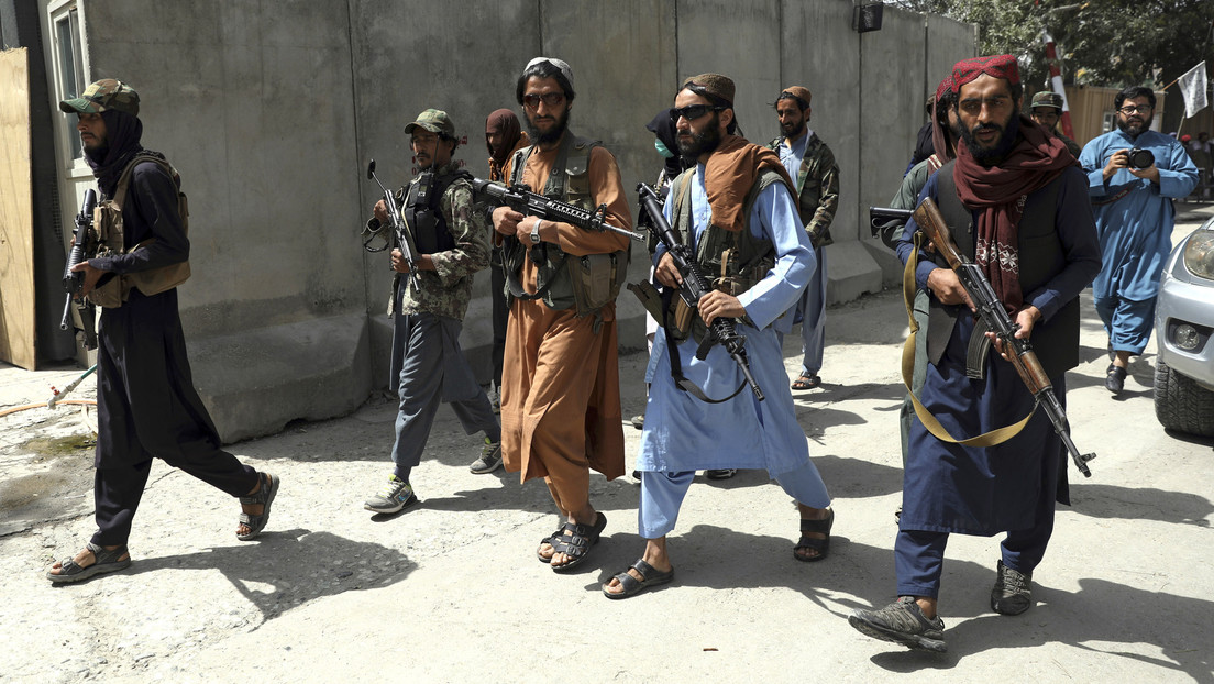 VIDEO: Talibanes disparan contra manifestantes pacíficos y golpean a periodistas en la ciudad afgana de Jalalabad
