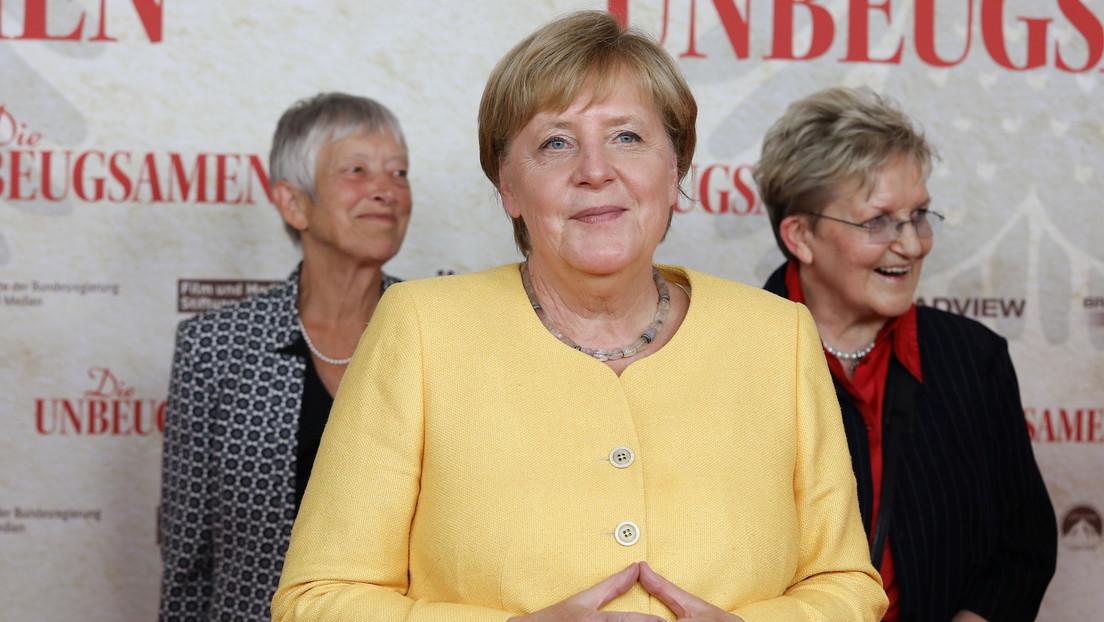 Reprenden a Merkel por ir al cine mientras "miles de alemanes temen por sus vidas" en Afganistán