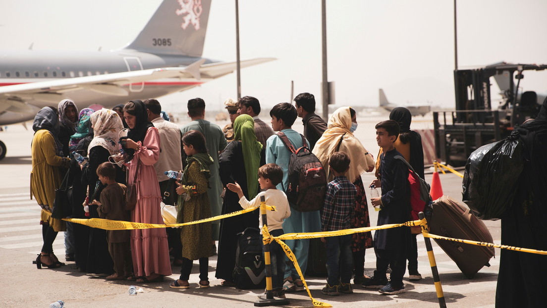 "Un desastre de evacuación": Una foto destapa que un vuelo casi vacío despegó de Kabul mientras miles esperan cerca del aeropuerto