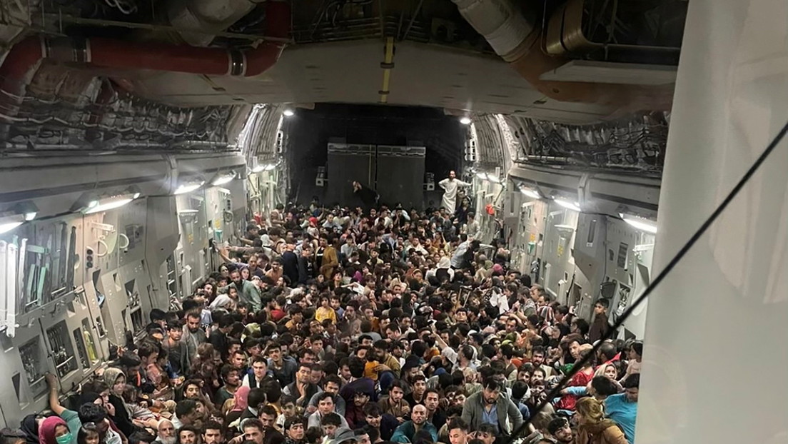 Avión militar estadounidense establece récord al evacuar a 823 personas de Afganistán