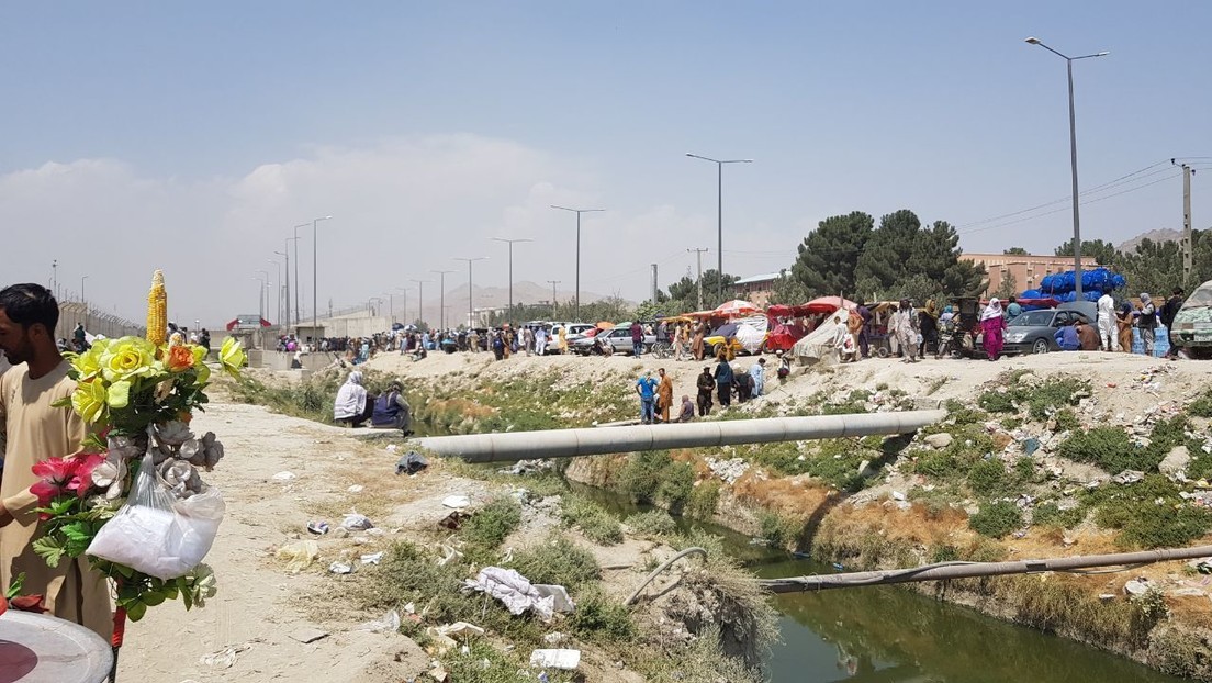 Caos frente al aeropuerto de Kabul: afganos atraviesan una zanja para intentar llegar a la instalación (VIDEO)