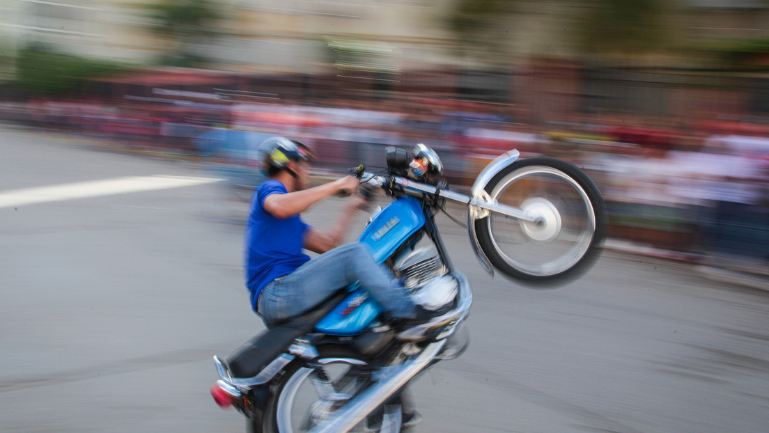 Motopiruetas, el deporte extremo que crece en los barrios populares de Venezuela