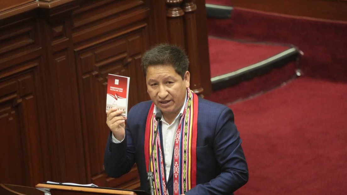 El momento en el que la presidenta del Congreso de Perú reprende al primer ministro por comenzar su discurso en quechua: ¿qué dice la Constitución?