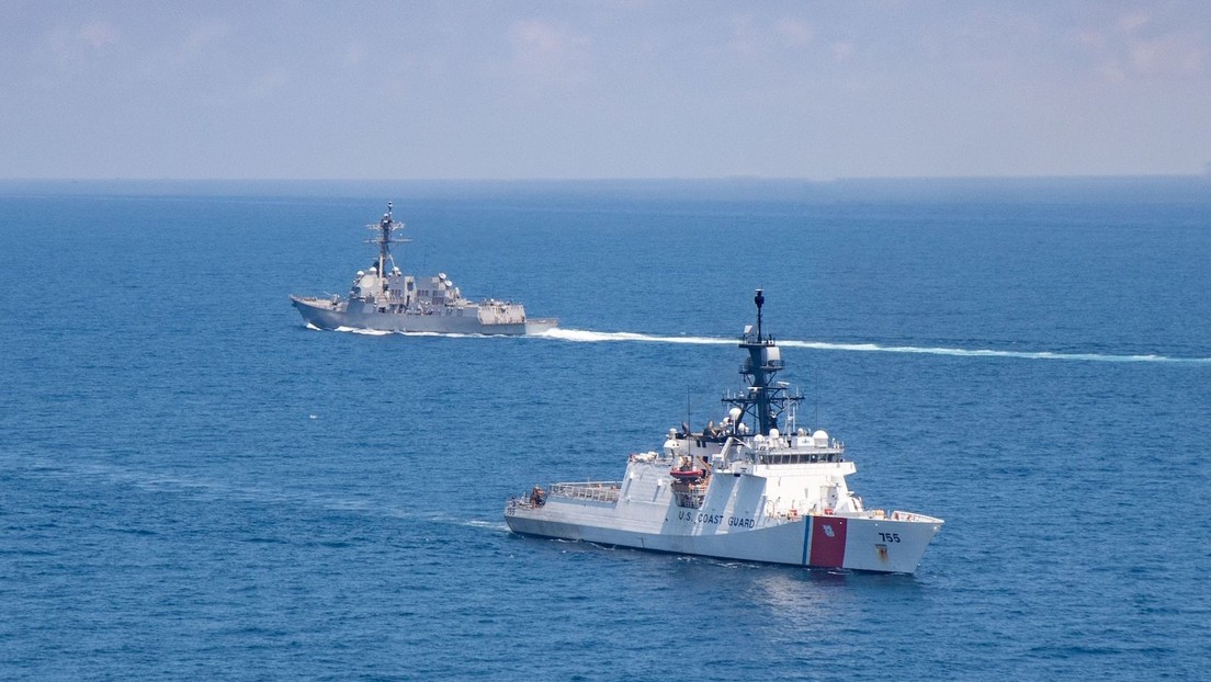 Un buque de guerra de EE.UU. pasa por el estrecho de Taiwán, en medio de tensiones con China y después de unas maniobras de asalto de Pekín en la zona