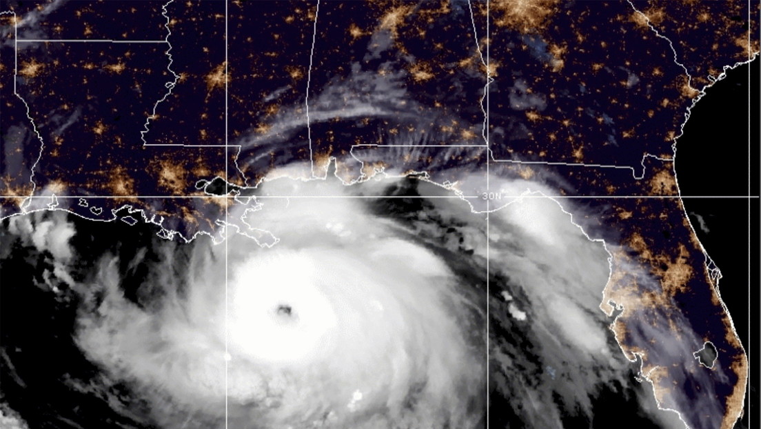 VIDEO: Captan desde el espacio 4 mesovortices y múltiples rayos en el ojo del huracán Ida