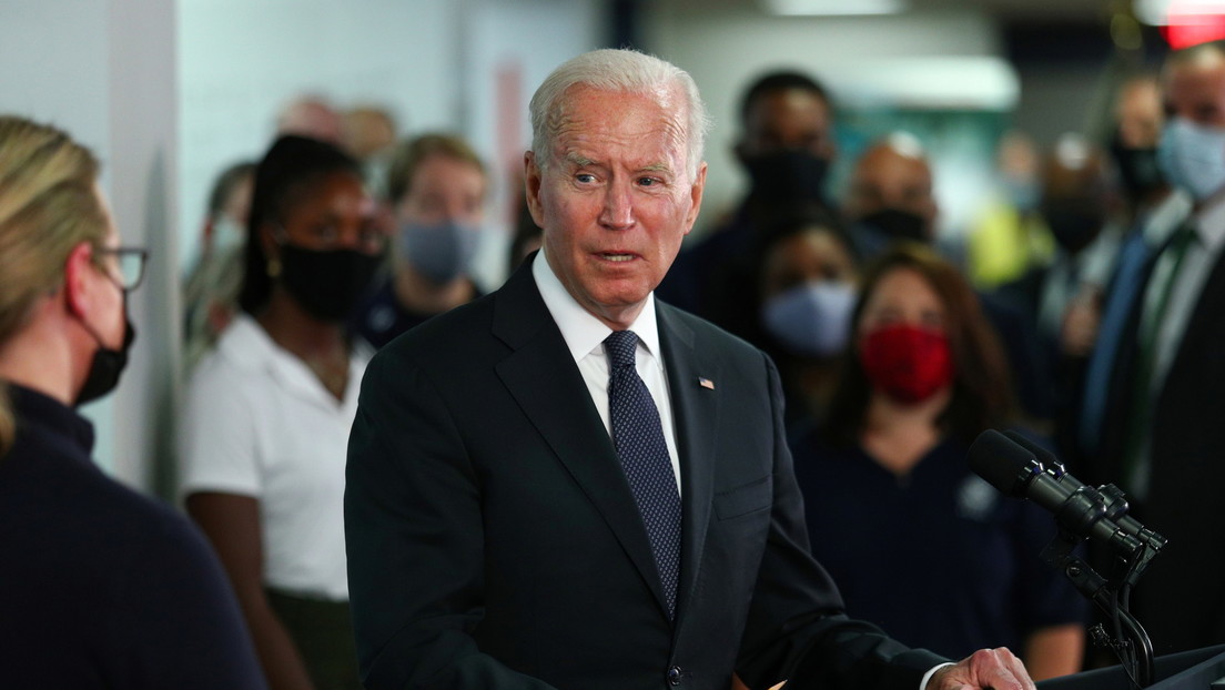 VIDEO: Biden rechaza contestar preguntas sobre Afganistán y se pierde en una sala de conferencias