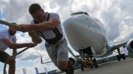 FOTOS, VIDEO : Un bombero ruso logra mover un avión de 65 toneladas