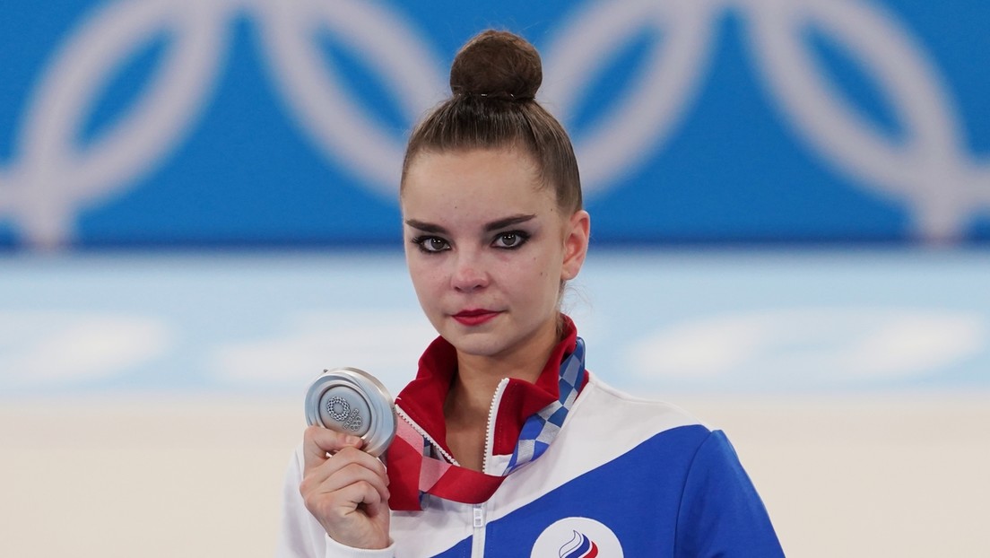 Dina Avérina, atleta rusa que ganó la plata en gimnasia rítmica en Tokio: "No necesito la medalla de oro, sino la verdad y justicia"