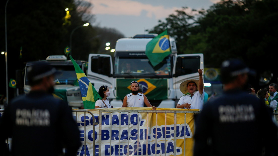 Camioneros 'bolsonaristas' desbloquean las carreteras de Brasil tras el pedido del presidente