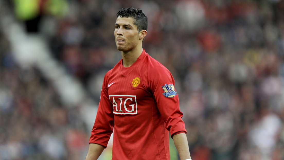 Cristiano Ronaldo aparece con la camiseta del Manchester United en el estadio de Old Trafford (VIDEO)