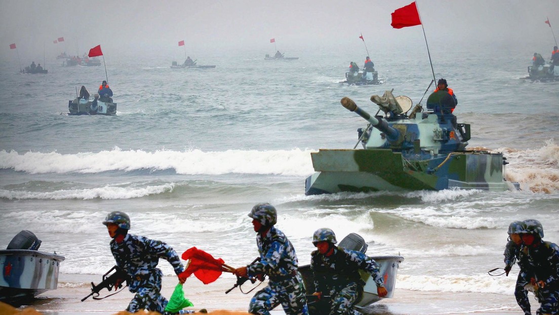 El Ejército chino realiza maniobras militares en el mar de la China Meridional y ensaya la invasión de una isla - RT