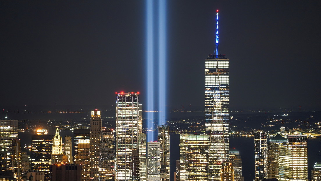 FOTO: Dos columnas de luz iluminan el cielo de Nueva York en el 20.º aniversario del 11-S