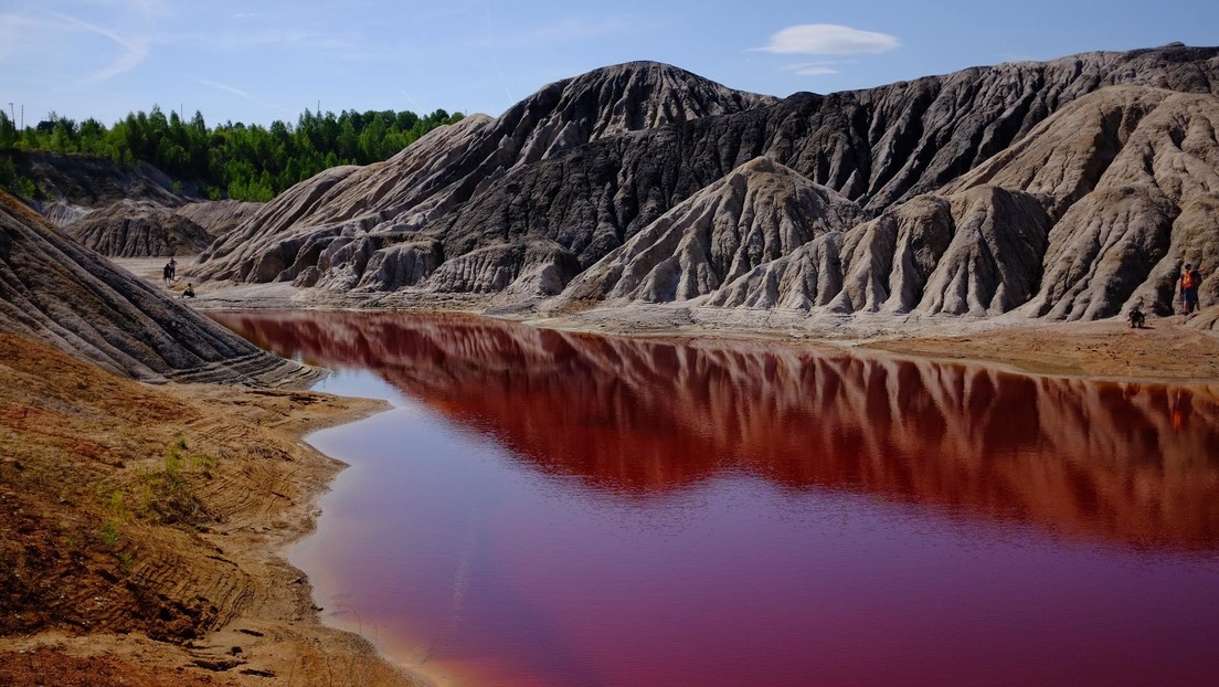 FOTOS: Un estanque se tiñe de rojo cerca del mar Muerto por una causa desconocida
