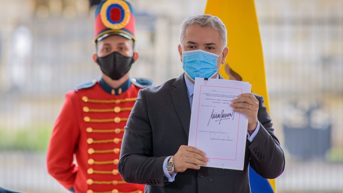 "Fruto del consenso": Duque sanciona la nueva y polémica reforma tributaria tras el retiro de la propuesta que provocó el estallido social en Colombia