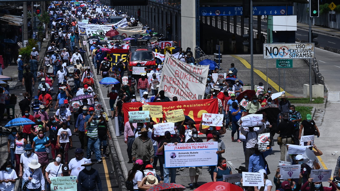 "Fuera dictadura" y "No al bitcóin": Masivas protestas contra el Gobierno de Bukele en el Día de la Independencia de El Salvador