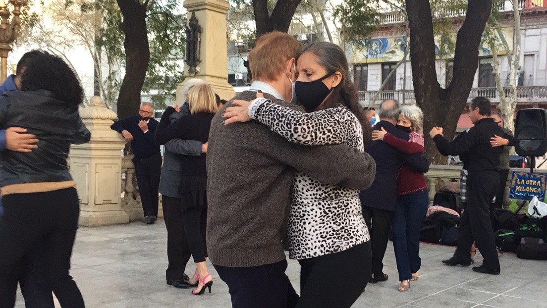 Al rescate de los abrazos, pero con barbijo: el tango comienza a revivir en Buenos Aires después del freno total por la pandemia