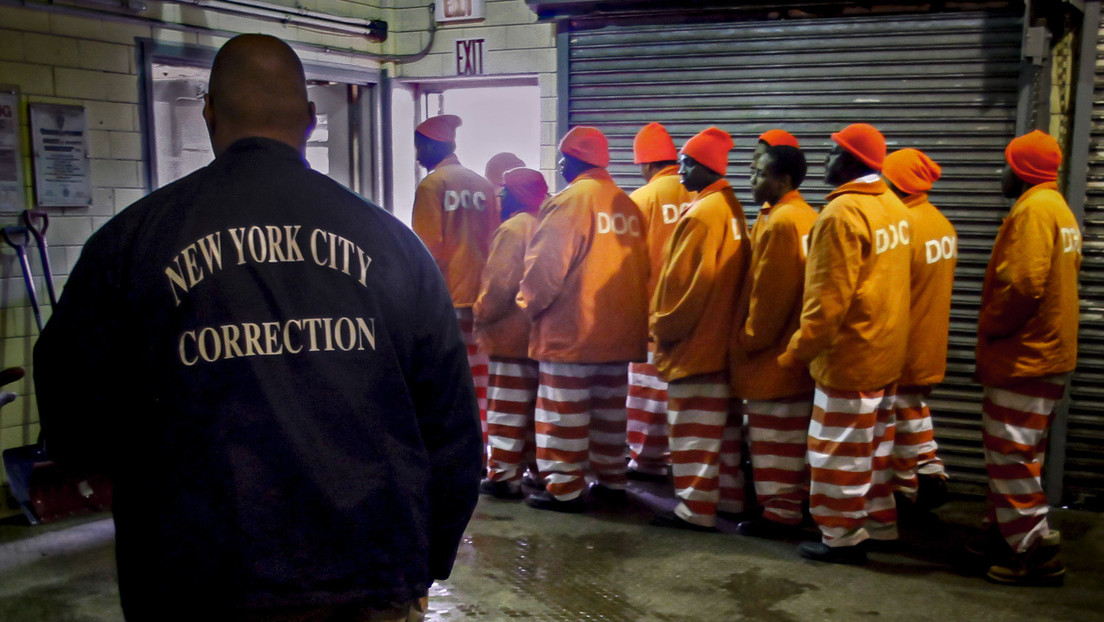 Nueva York ordena liberar a casi 200 reos de una caótica cárcel asolada por la escasez de personal, violencia y hacinamiento