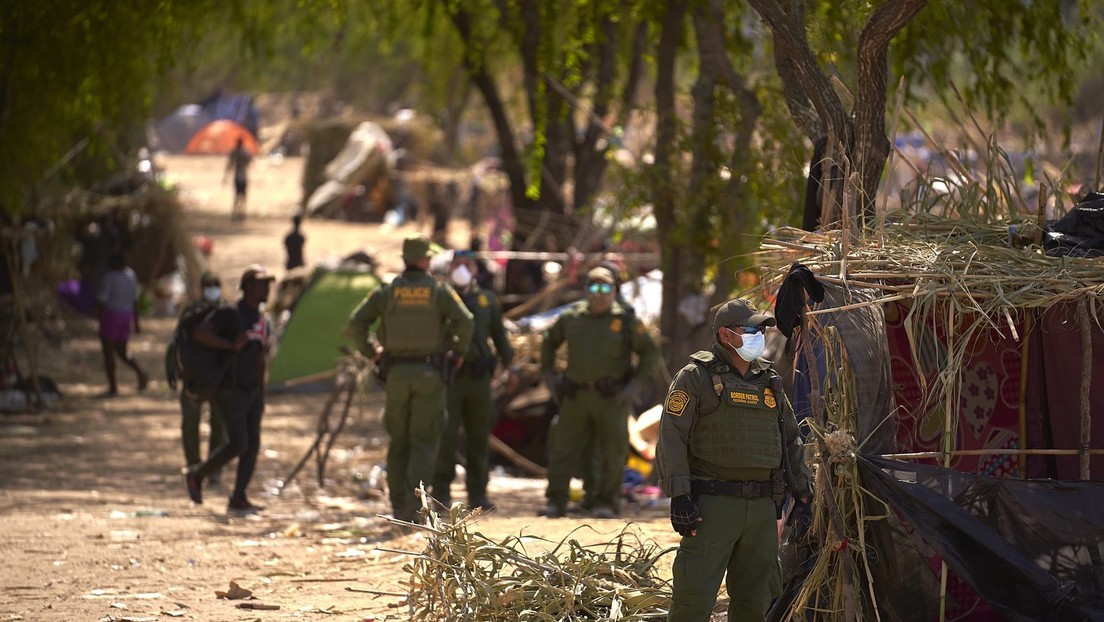 Desalojan por completo un campamento de migrantes haitianos en Texas