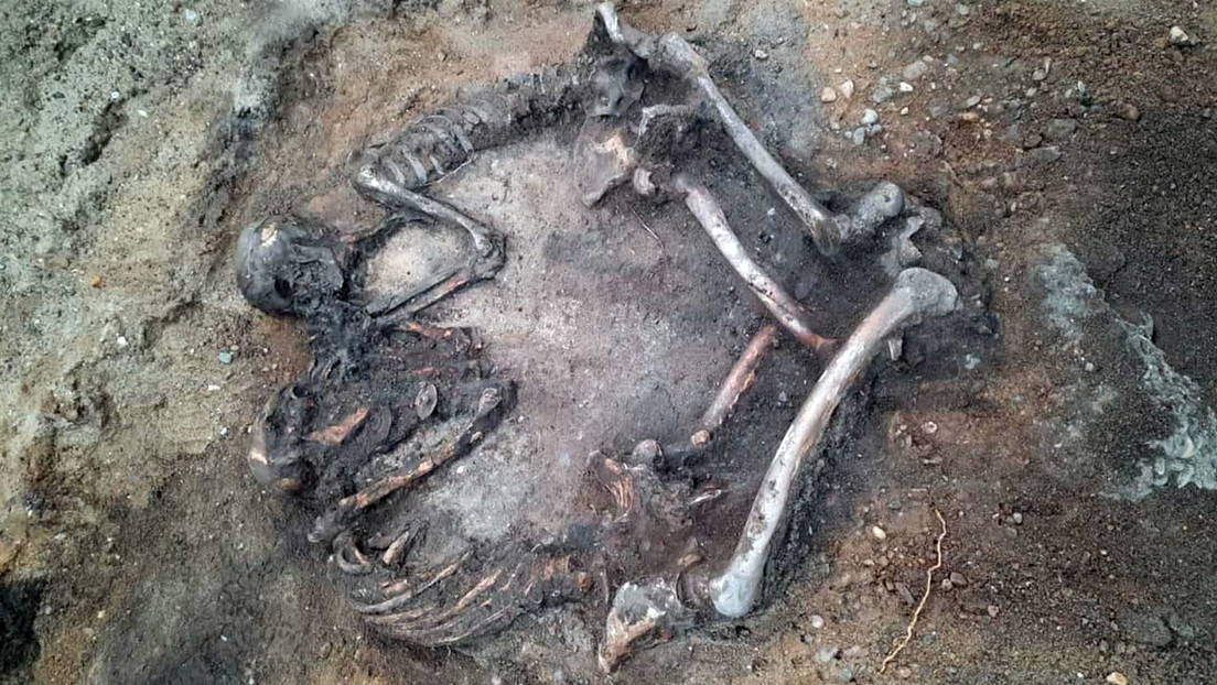 FOTO: Descubren en Rusia una pareja enterrada hace casi 4.000 años en forma de corazón