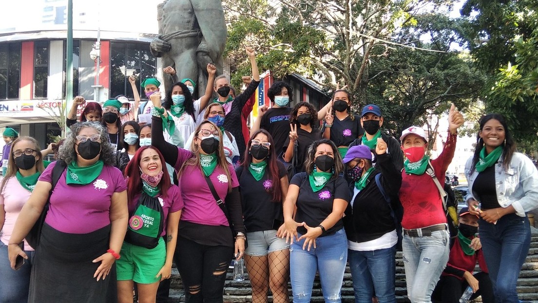 Una masiva 'ola verde' toma Caracas para exigir la despenalización del aborto en Venezuela