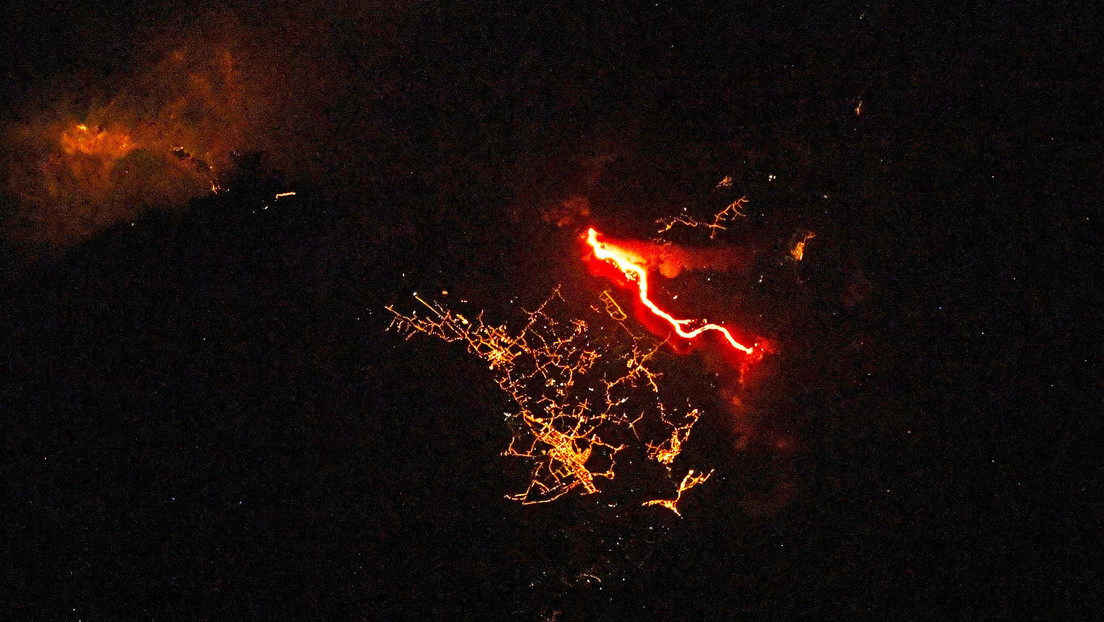 FOTO: Captan desde el espacio el paisaje nocturno de la isla de La Palma cubierta por lava incandescente
