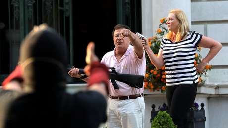 Misuri busca revocar la licencia de abogado a la pareja de San Luis que apuntó con armas a manifestantes de BLM