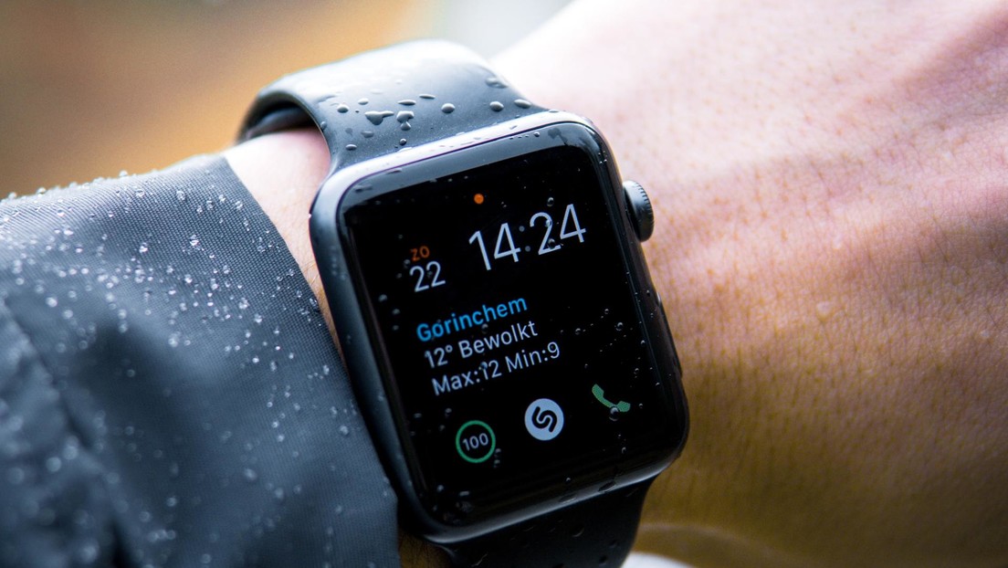 Un hombre sobrevive a un accidente de moto gracias a la llamada automática  de su Apple Watch - RT