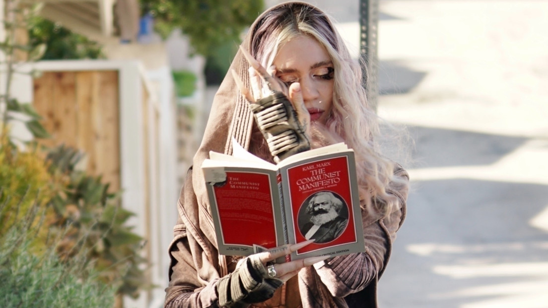 Sorprenden a Grimes hojeando un libro de Karl Marx tras "semisepararse" de Elon Musk