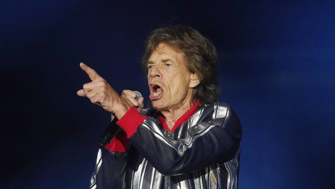 FOTO: Mick Jagger visita un bar con fanáticos de los Rolling Stones pero nadie lo reconoce