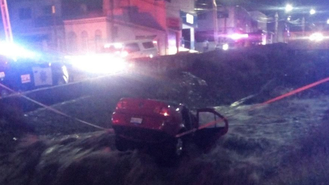 Un socavón se abre en medio de una avenida en México y una pareja muere al caer con su auto en un canal cercano
