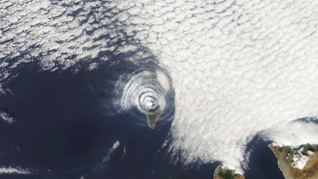Una imagen satelital muestra unas inusuales nubes onduladas que se formaron sobre La Palma tras la erupción del volcán Cumbre Vieja