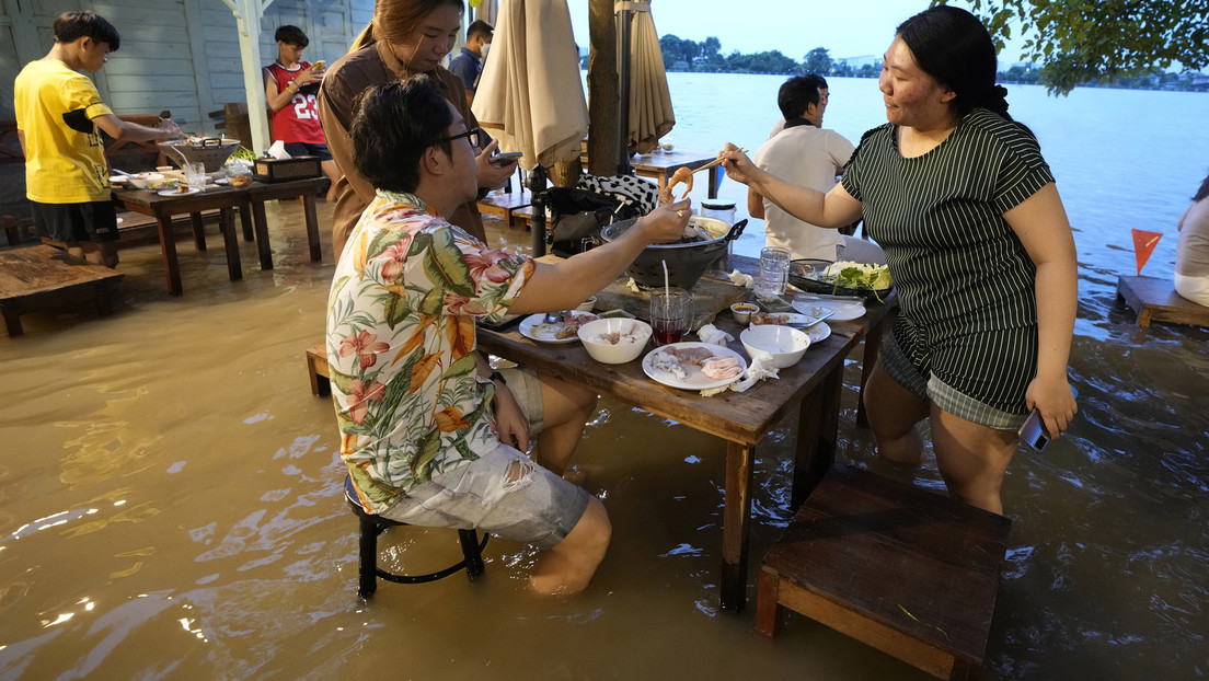 Un restaurante tailandés queda inundado y de pronto se convierte en un insólito lugar para los amantes de la gastronomía